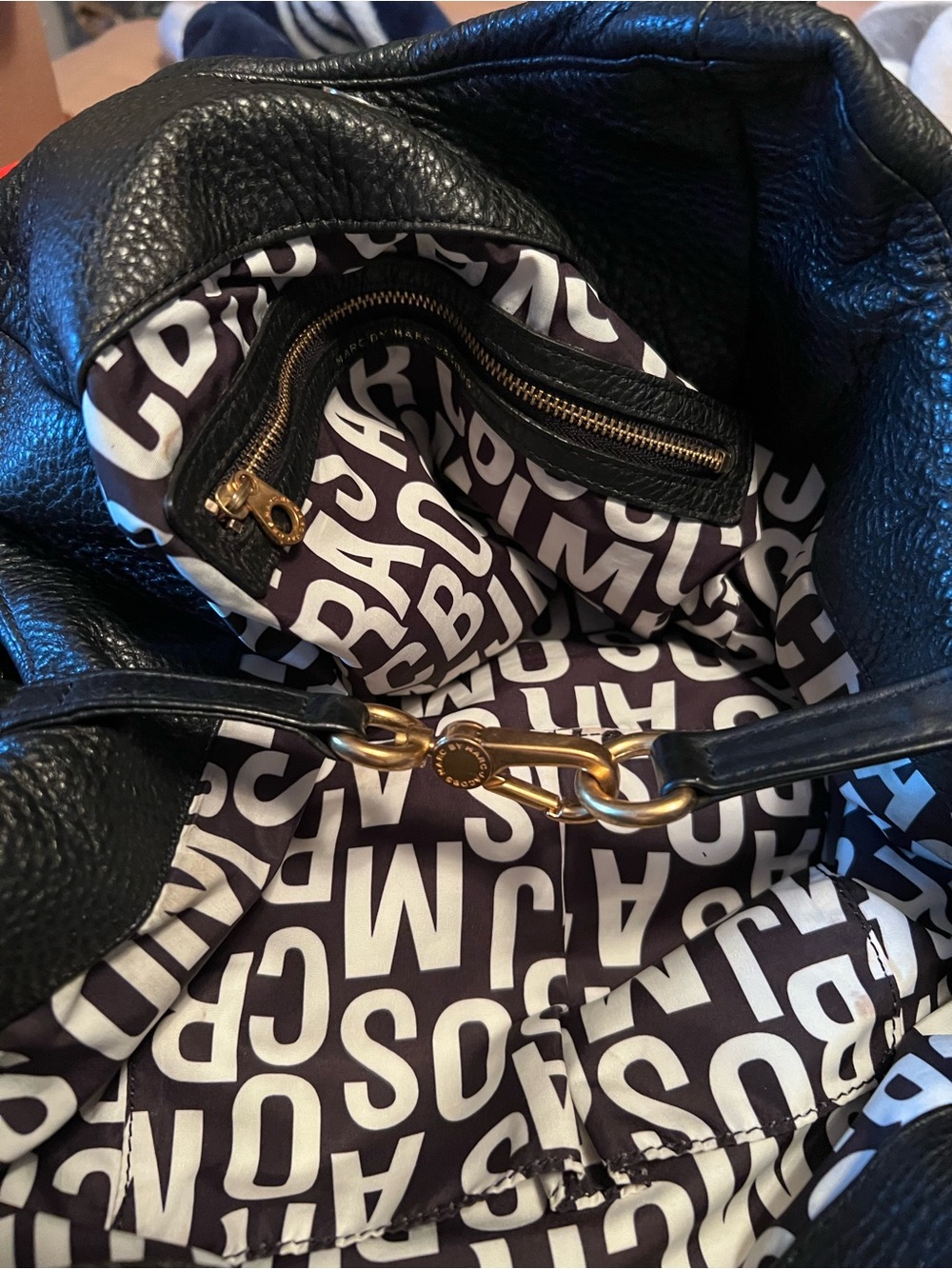 Marc Jacobs Large Shoulder Bag with Gold Hardware - Picture 4 of 11
